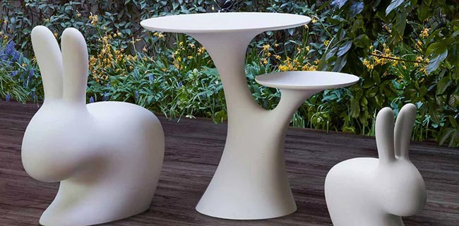 Qeeboo Rabbit Tree Tisch und Rabbit Hocker in weiß