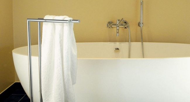 Decor Walther Handtuchhalter STRAIGHT Handtuchständer neben Badewanne