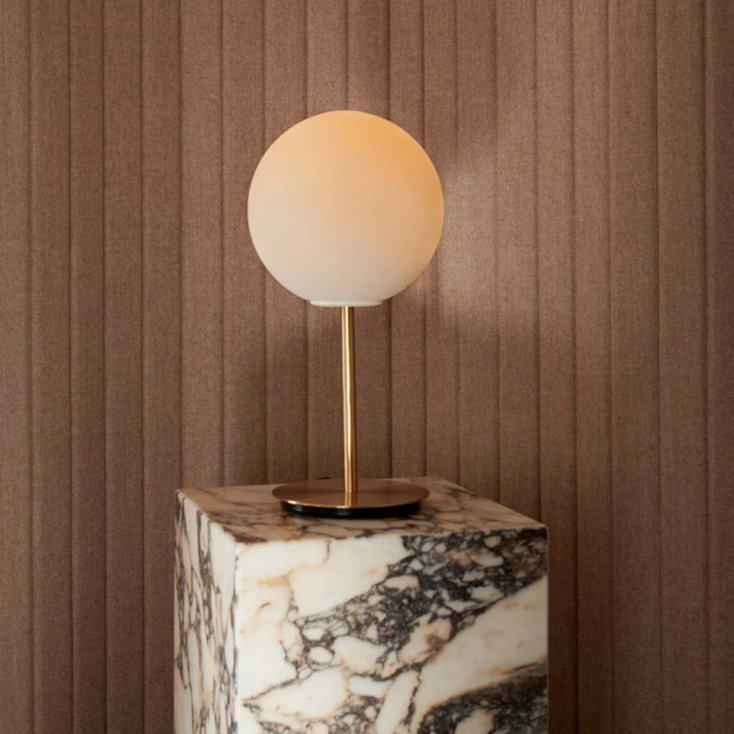 Audo - TR Bulb Tischleuchte Messing / matt opal