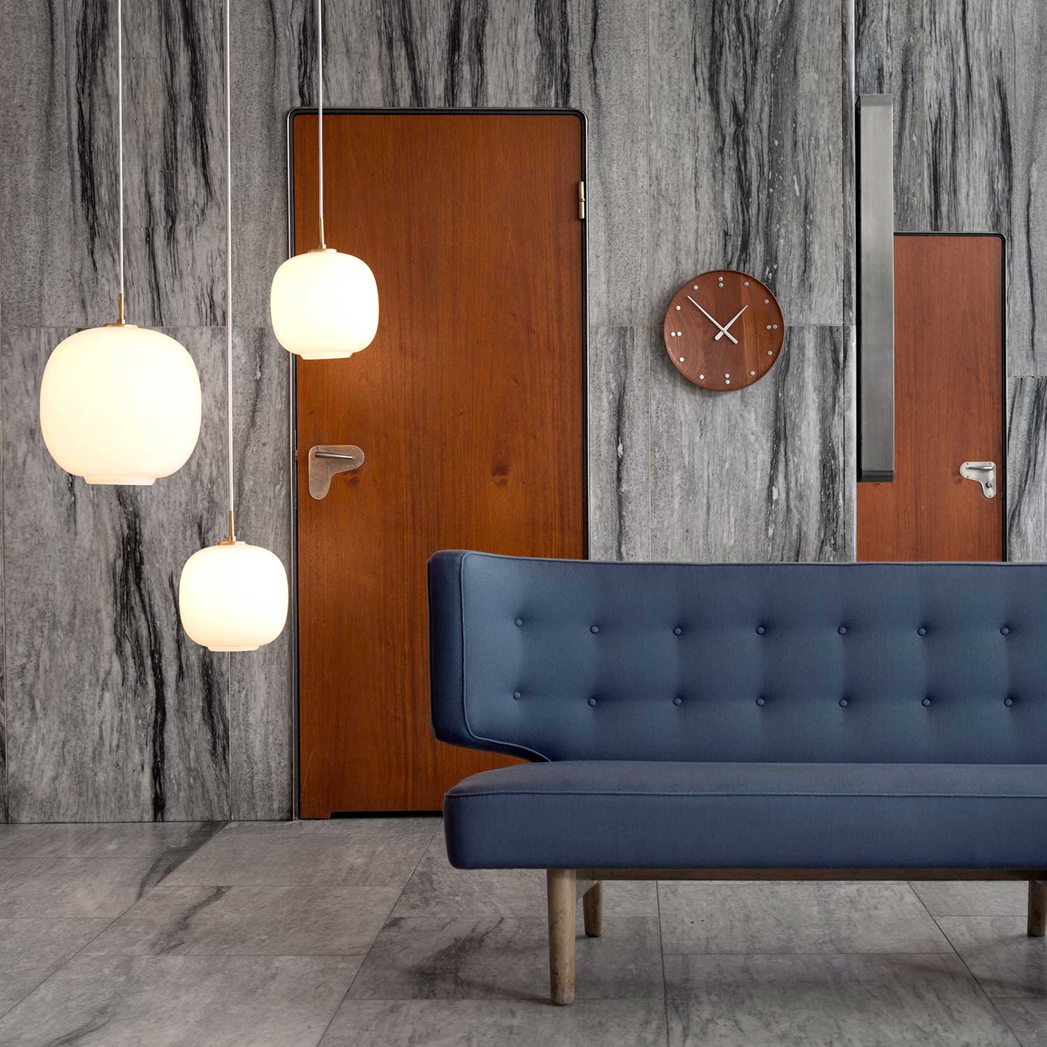 Louis Poulsen VL45 Pendellampe neben sofa 106257