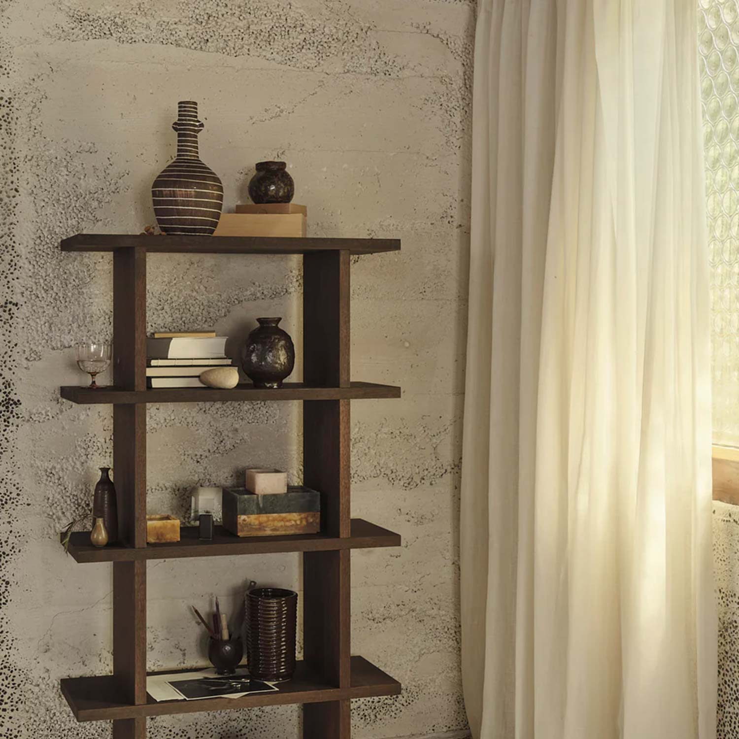 ferm LIVING Brura Vase im Regal 104258