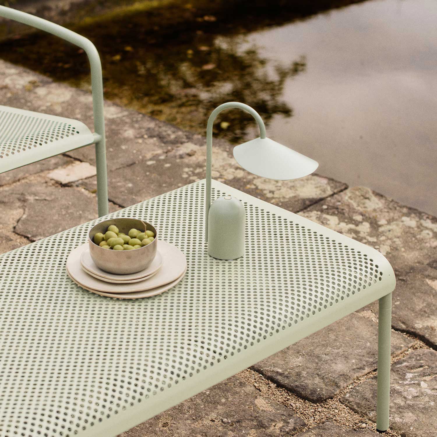 Ferm Living - Dapple Outdoor Tisch niedrig 114x57 cm cashmer