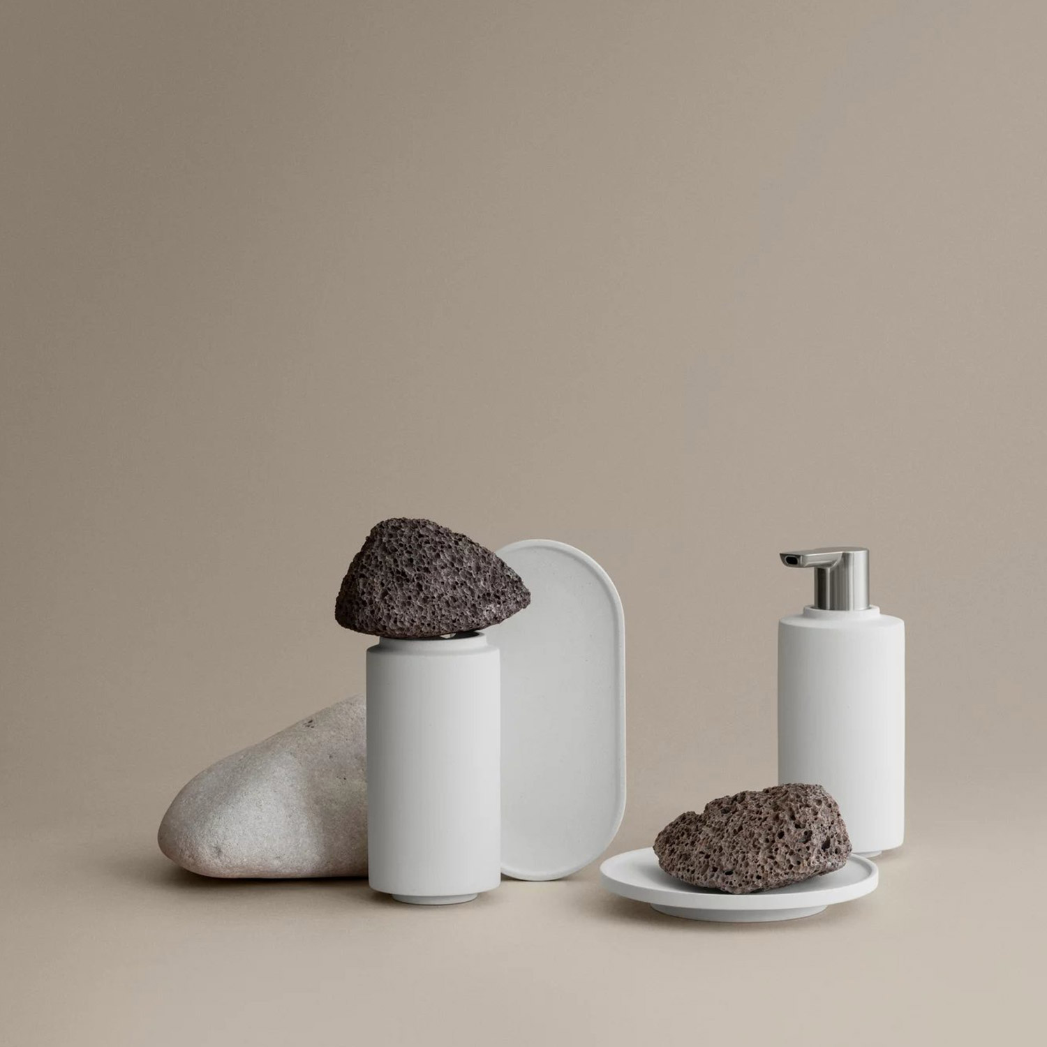 blomus CRETO Zahnputzbecher lily white 65490 mit graeulichem Hintergrund 104868