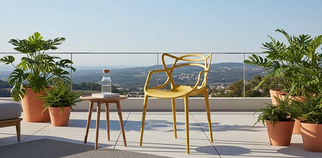 Outdoor Stühle Kartell Sedia in gelb auf einer Dachterrasse