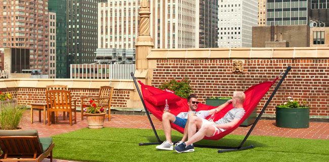 Fatboy Hängematte rot auf Dachterrasse