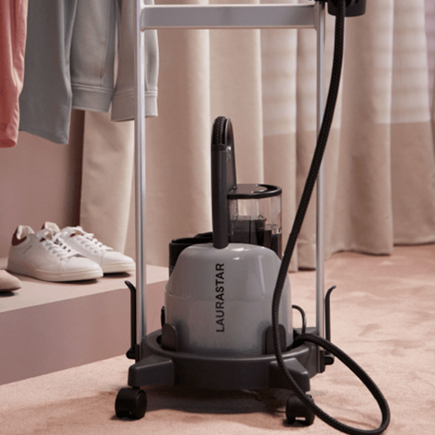 Laurastar Izzi Steamer Cart Bundle aufgeraeumt 104683