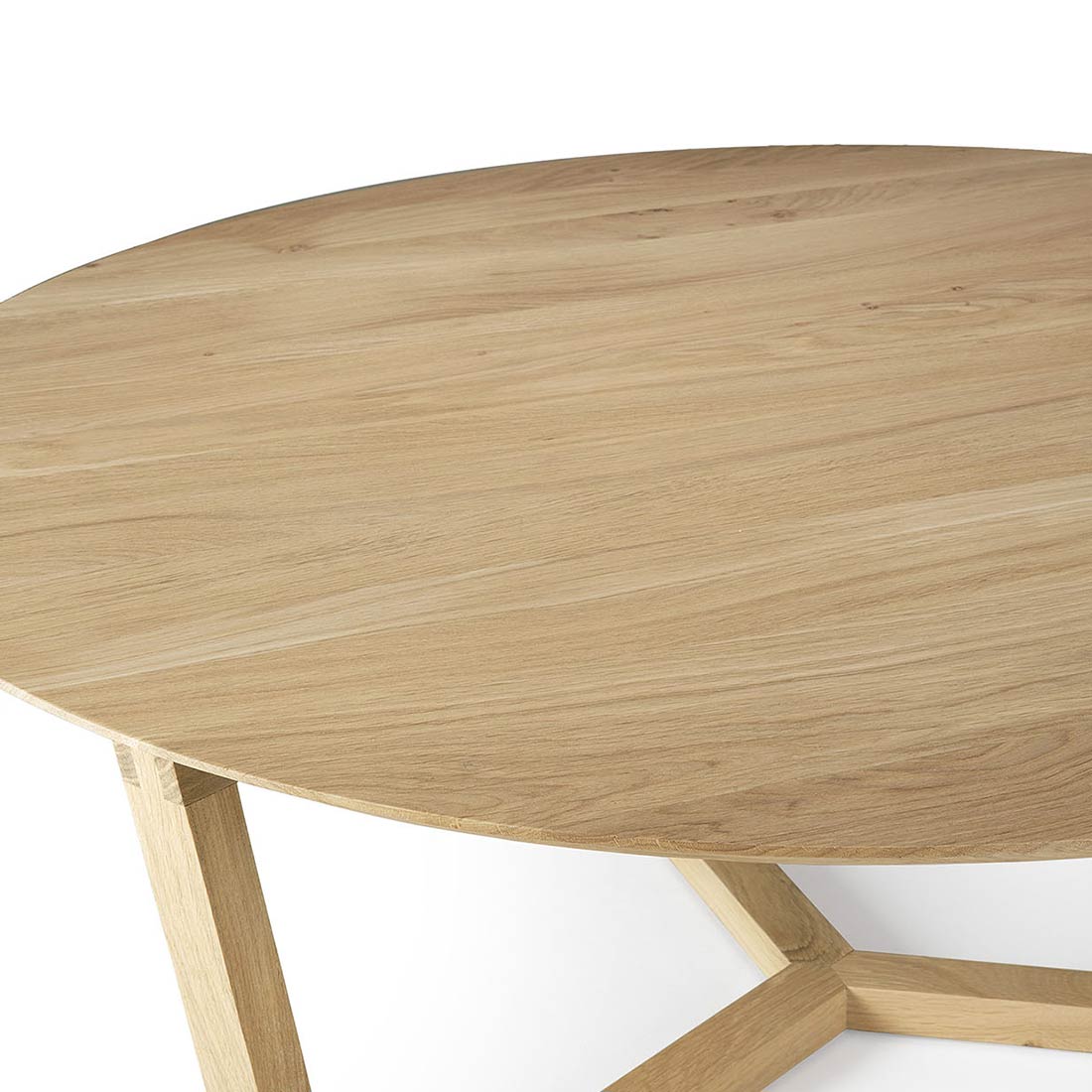 close up tischoberflaeche tripod couchtisch ethnicraft 88914