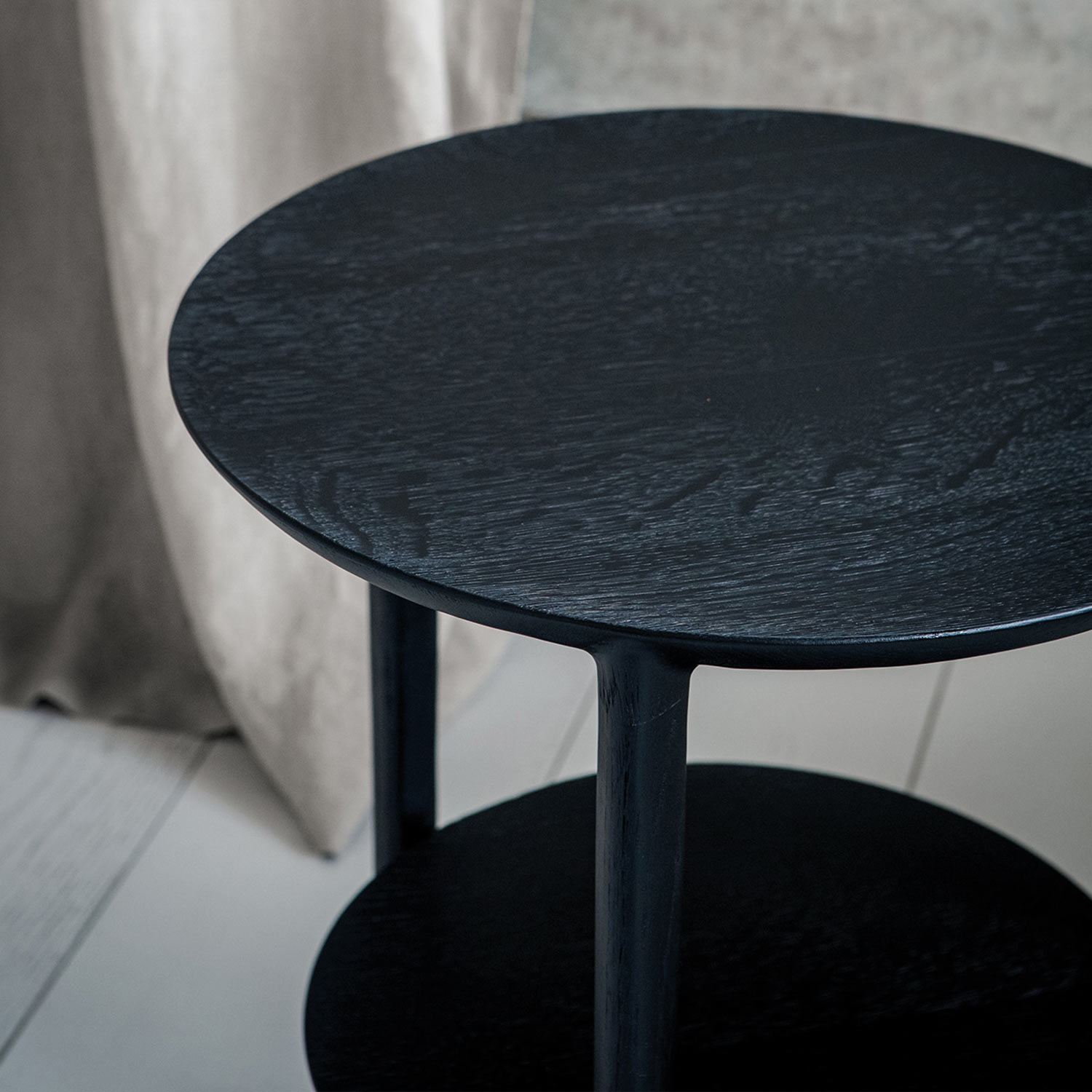 ethnicraft bok beistelltisch schwarz ambiente close up 84329