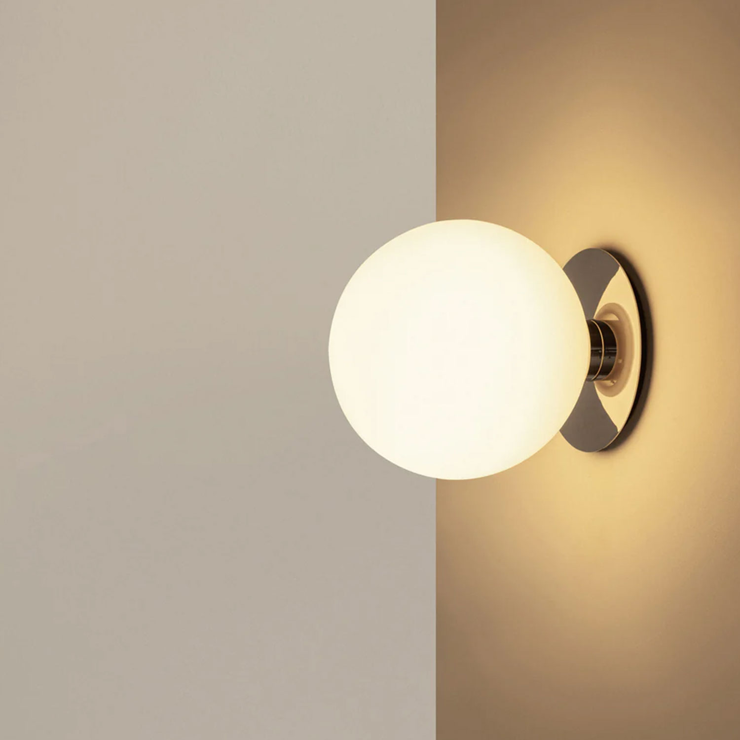 Audo - TR Bulb Decken- und Wandleuchte schwarz / matt opal