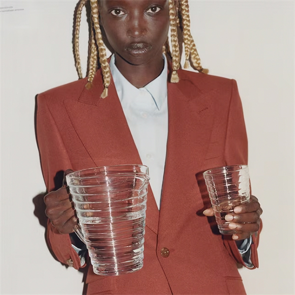 iittala Aino Aalto karaffe mit Frau 103627