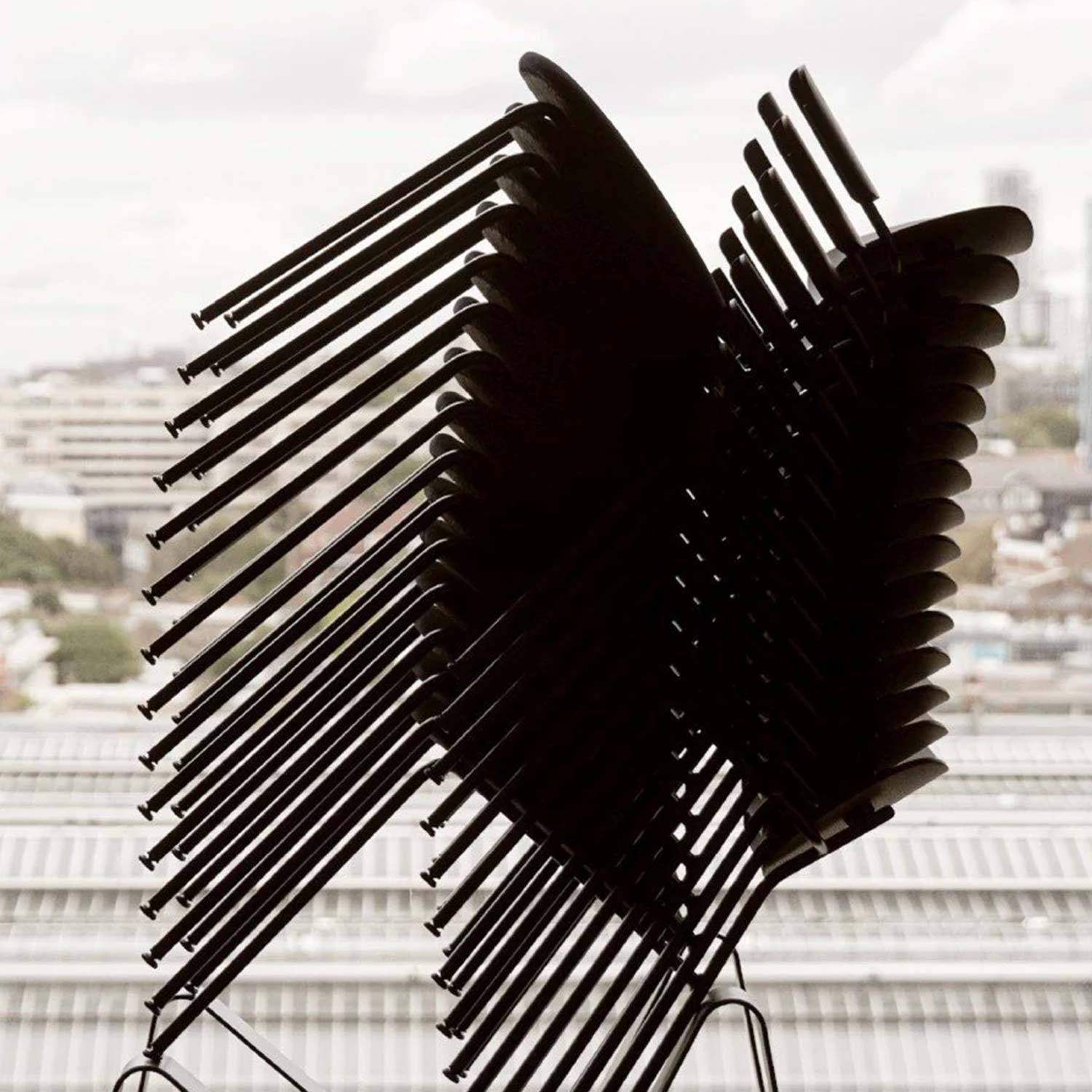 Audo - Co Dining Chair mit Armlehne Chrom/Eiche schwarz