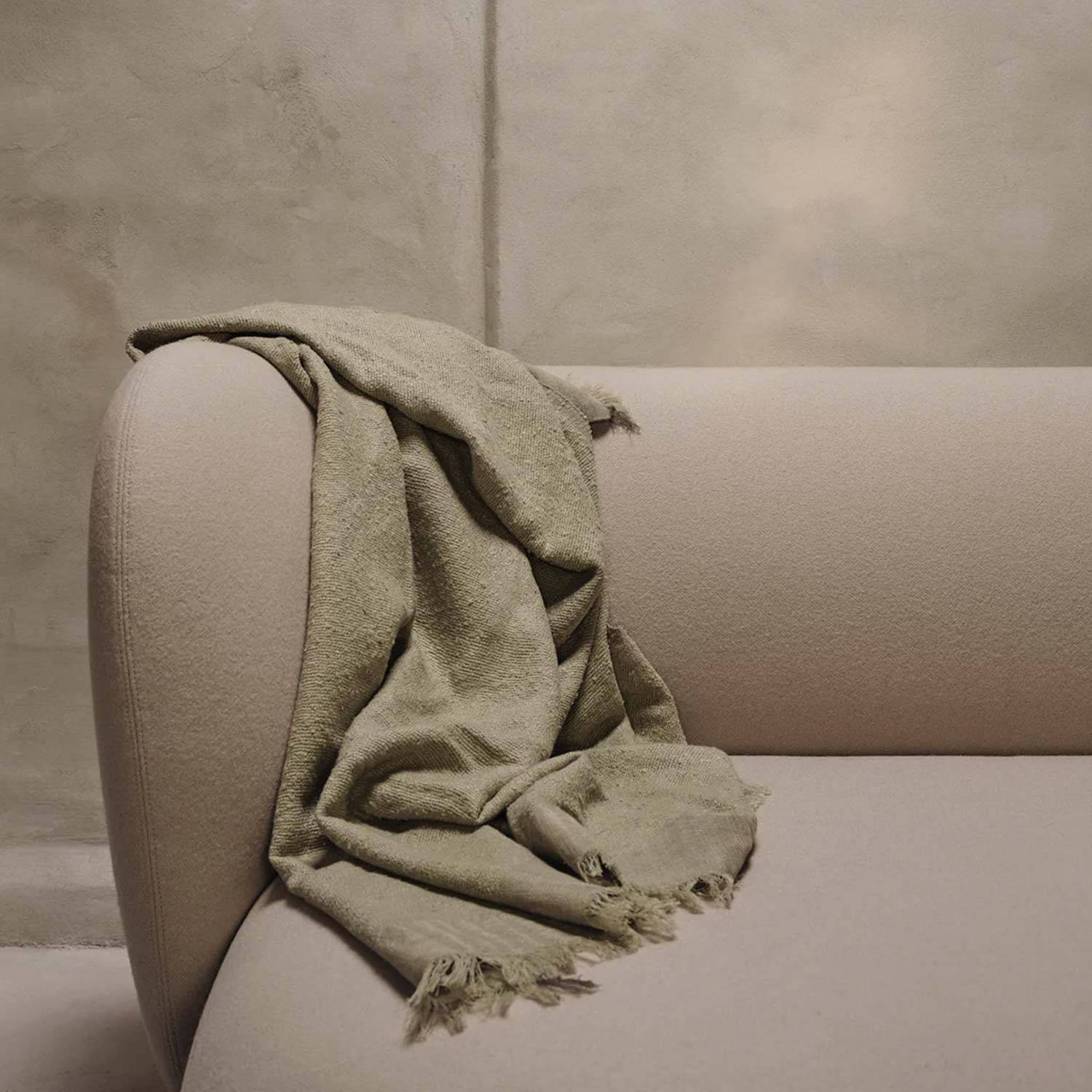 fermLIVING Weaver Throw Decke grey green 1104269795 auf Sofa 104265