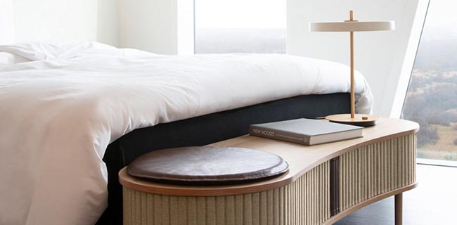 UMAGE Audacious TV Bench oak sand und Asteria Tischlampe