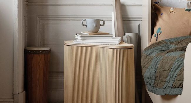 Ferm Living Möbel Isola Beistelltisch neben Bett
