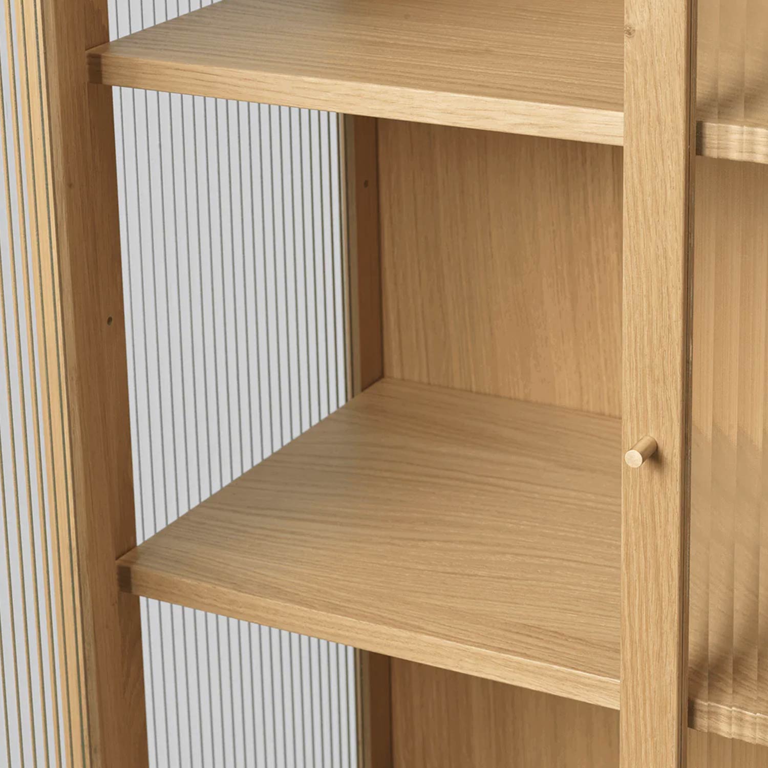 ferm LIVING Reed Vitrine Eiche natur 1104269937 zoom innen 104547