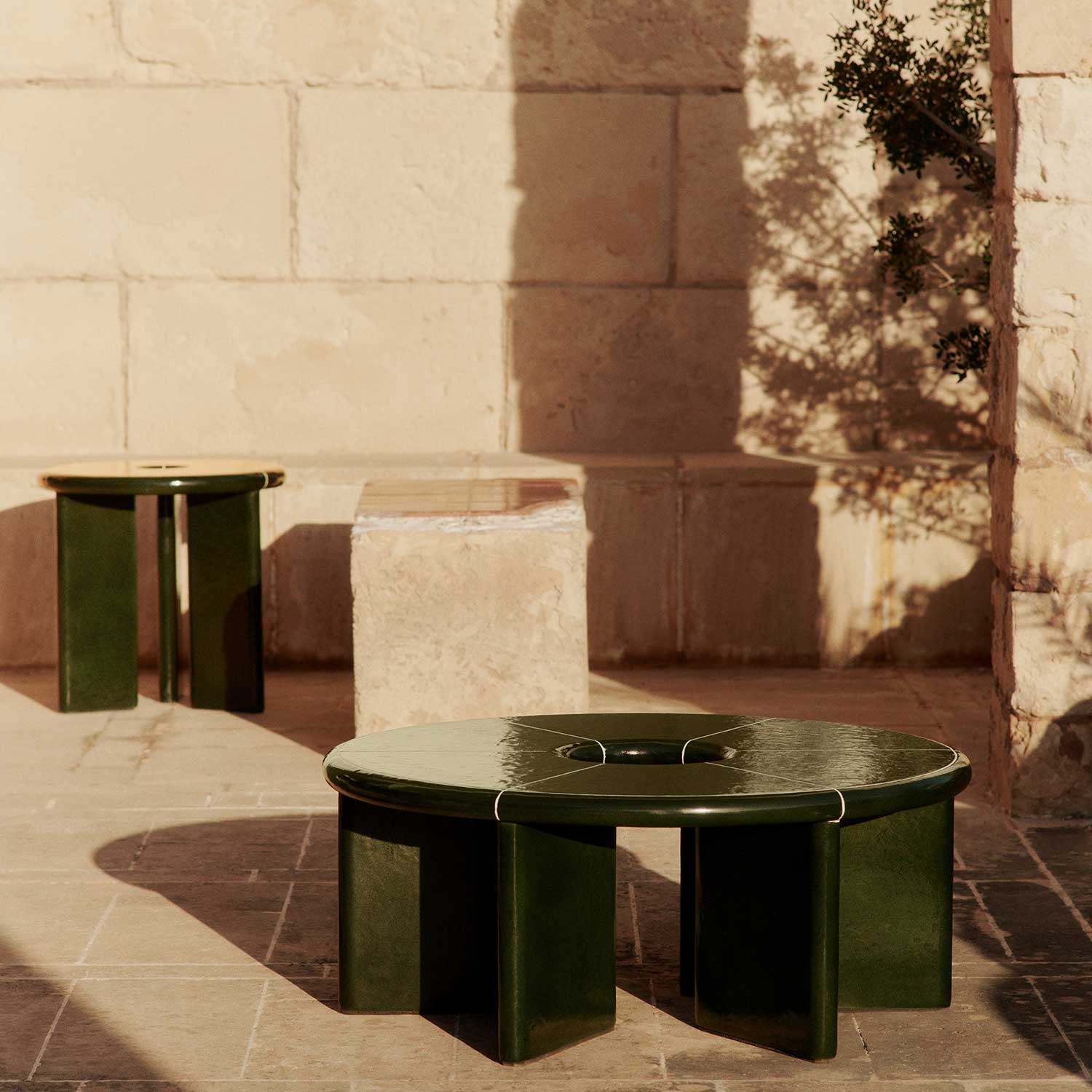 Ferm Living - Deya Couchtisch Ø 80 cm dark green