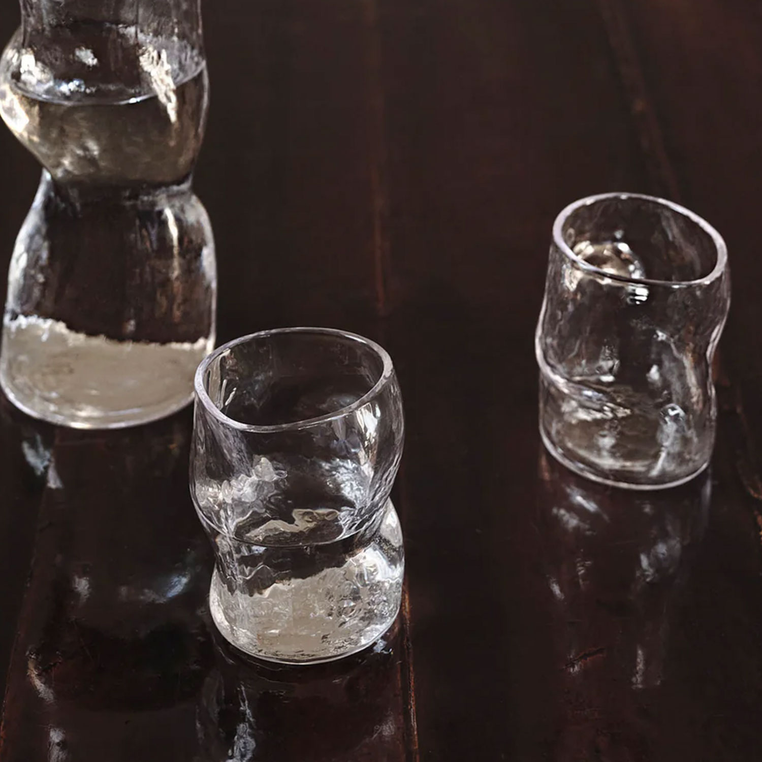 ferm LIVING Dimple Glasses neben Flasche 104397