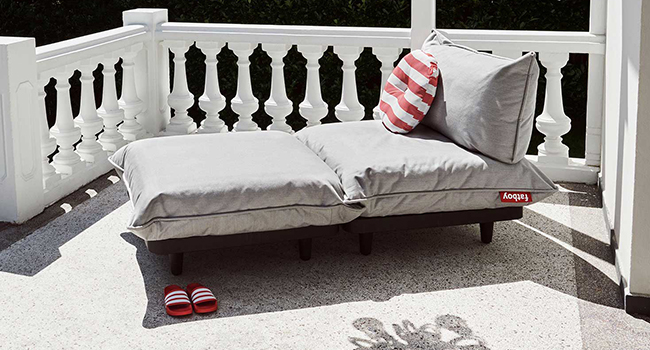 Fatboy Paletti Daybed in Farbe mist auf Veranda