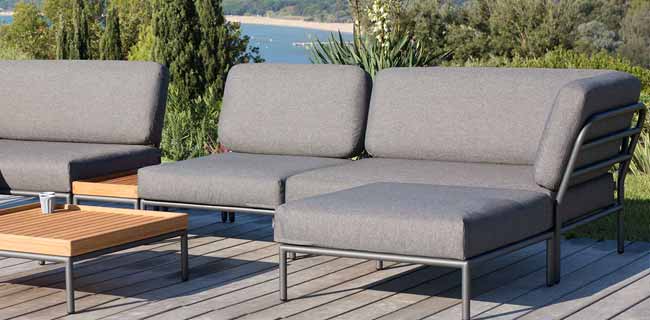 HOUE Level Level Gartensofa dark Grey auf Terrasse