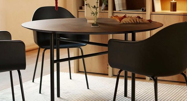 Audo Stuhl Harbour Esstischstuhl Stahl Kunststoff hoch an Tisch im Zimmer