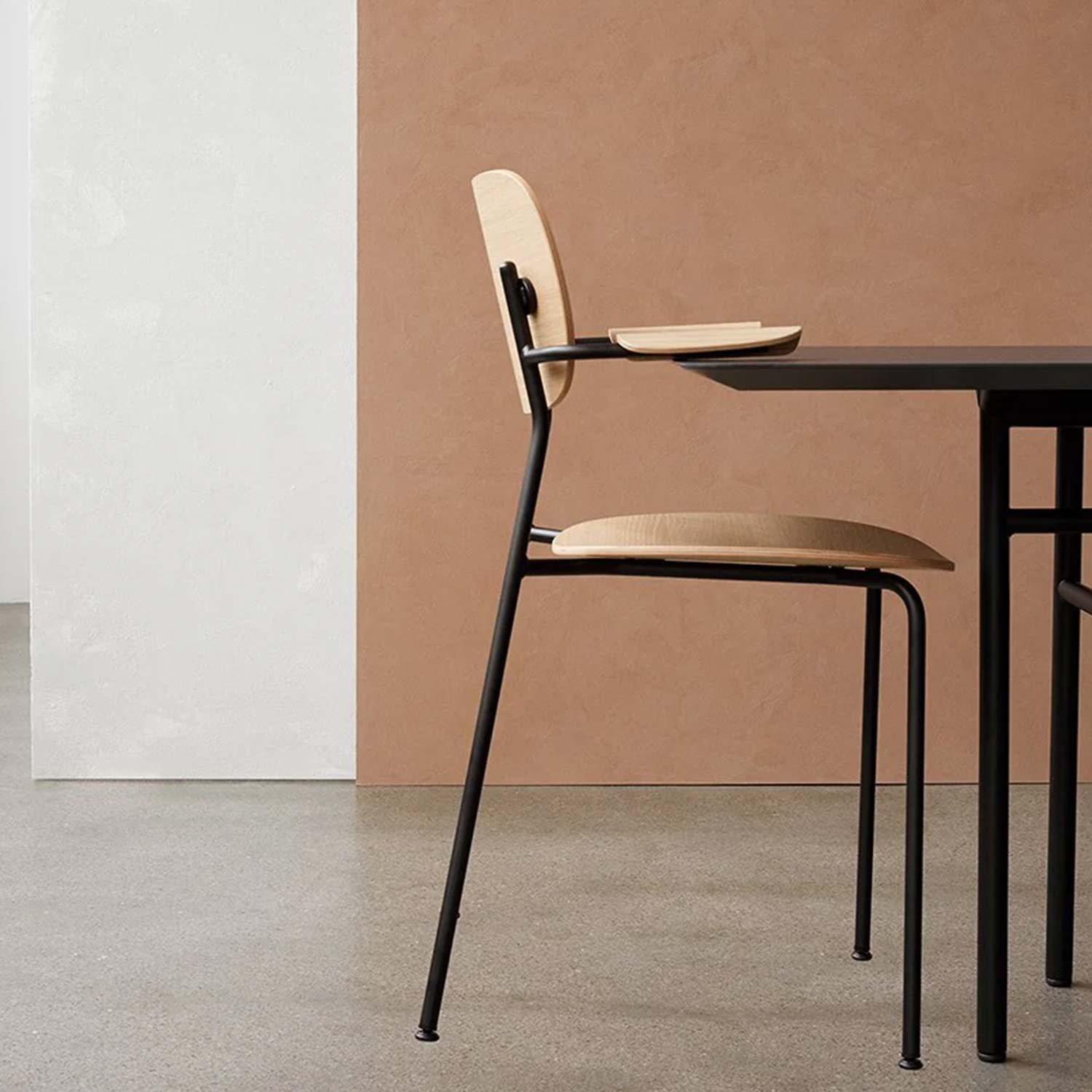 Audo - Co Dining Chair mit Armlehne Chrom/Eiche schwarz