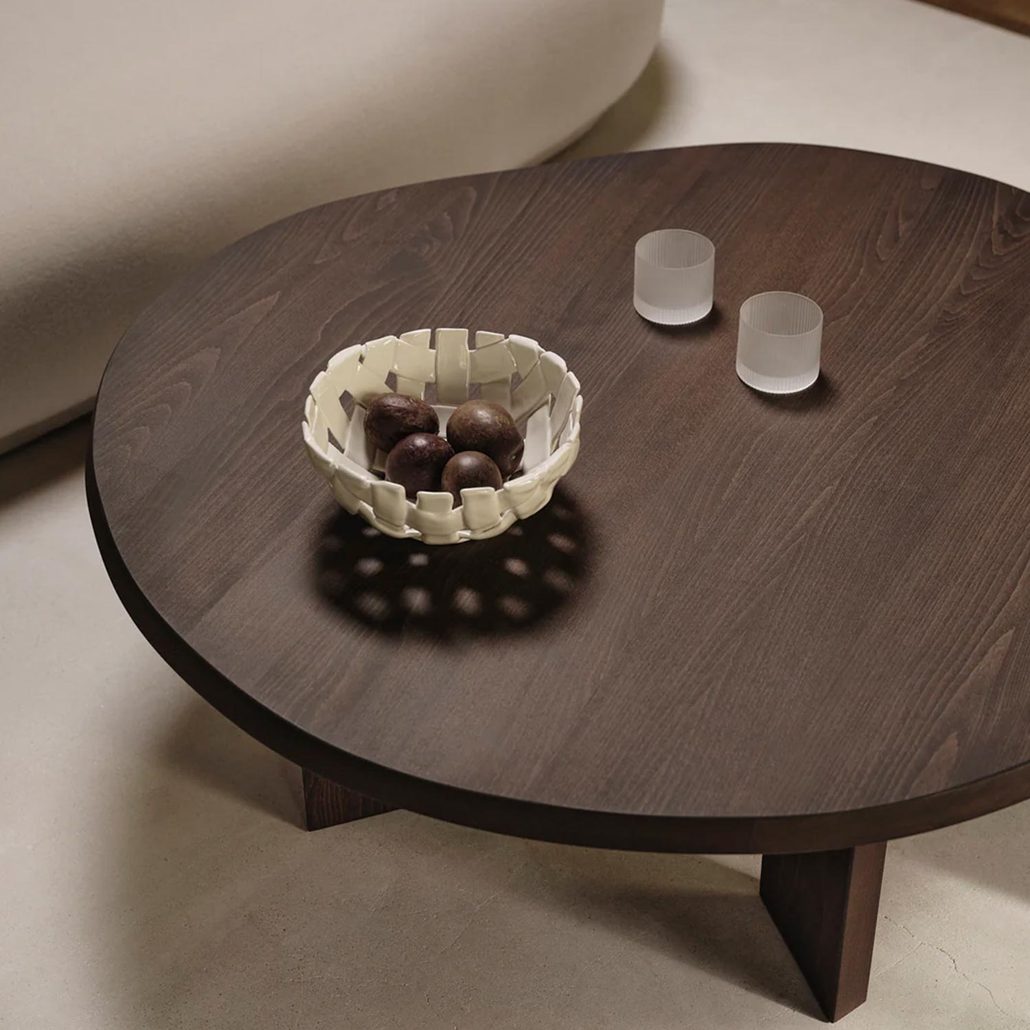 ferm LIVING Tarn Couchtisch Buche dunkel gebeizt 1104270014 neben Sofajpg 104321