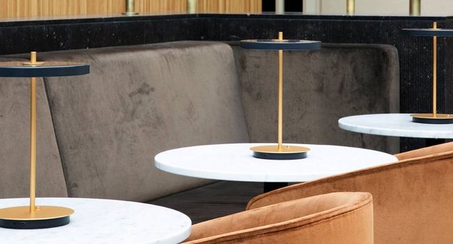 UMAGE Tischleuchte Asteria Move LED Tischleuchte Akku auf Bistrotischen