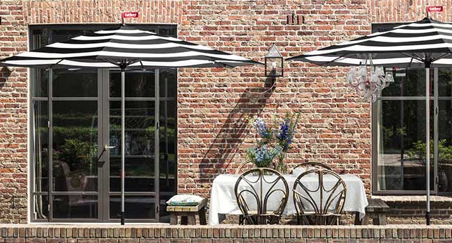 Fatboy Sonnenschutz Stripesol Sonnenschirm auf Terrasse
