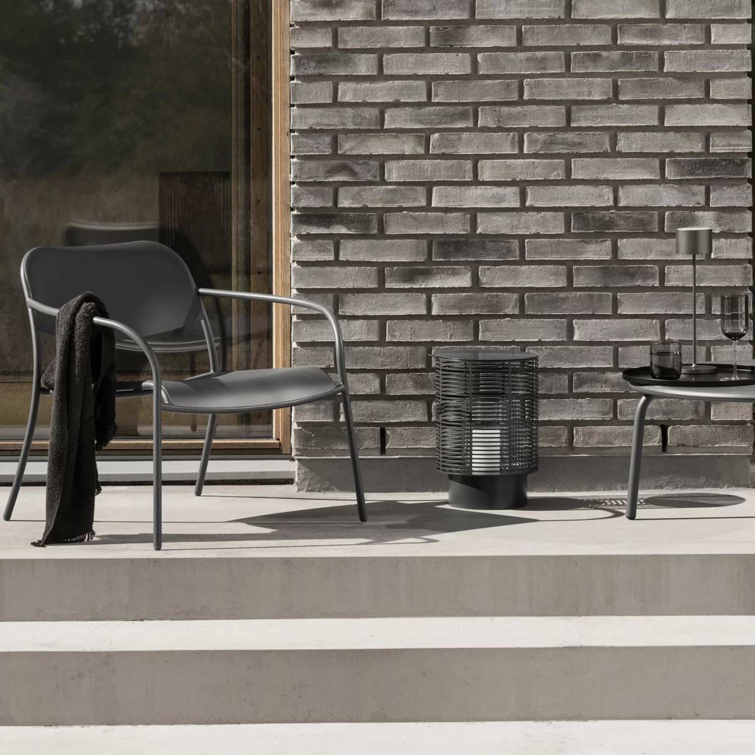 blomus yua loungesessel granit gray terrasse close up 100229