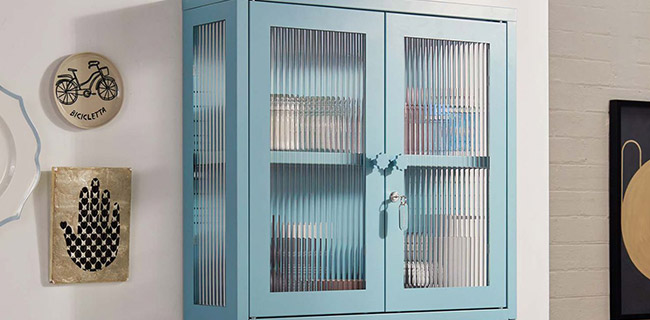 Mustard Made The Kit Blau an der Wand