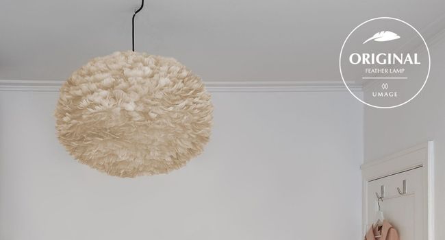 UMAGE EOS Lampe EOS Leuchte light brown an Decke im Zimmer