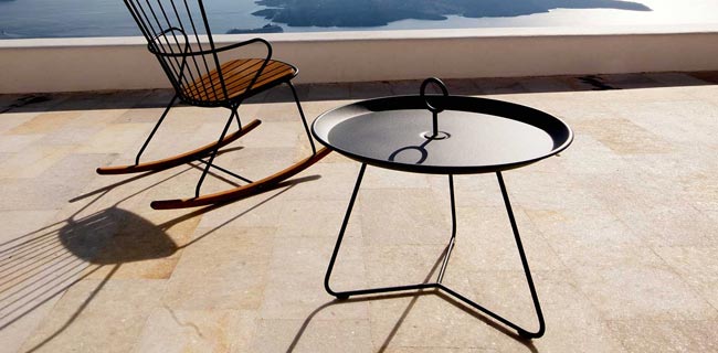 Outdoor Beistelltisch HOUE Eyelet neben Stuhl