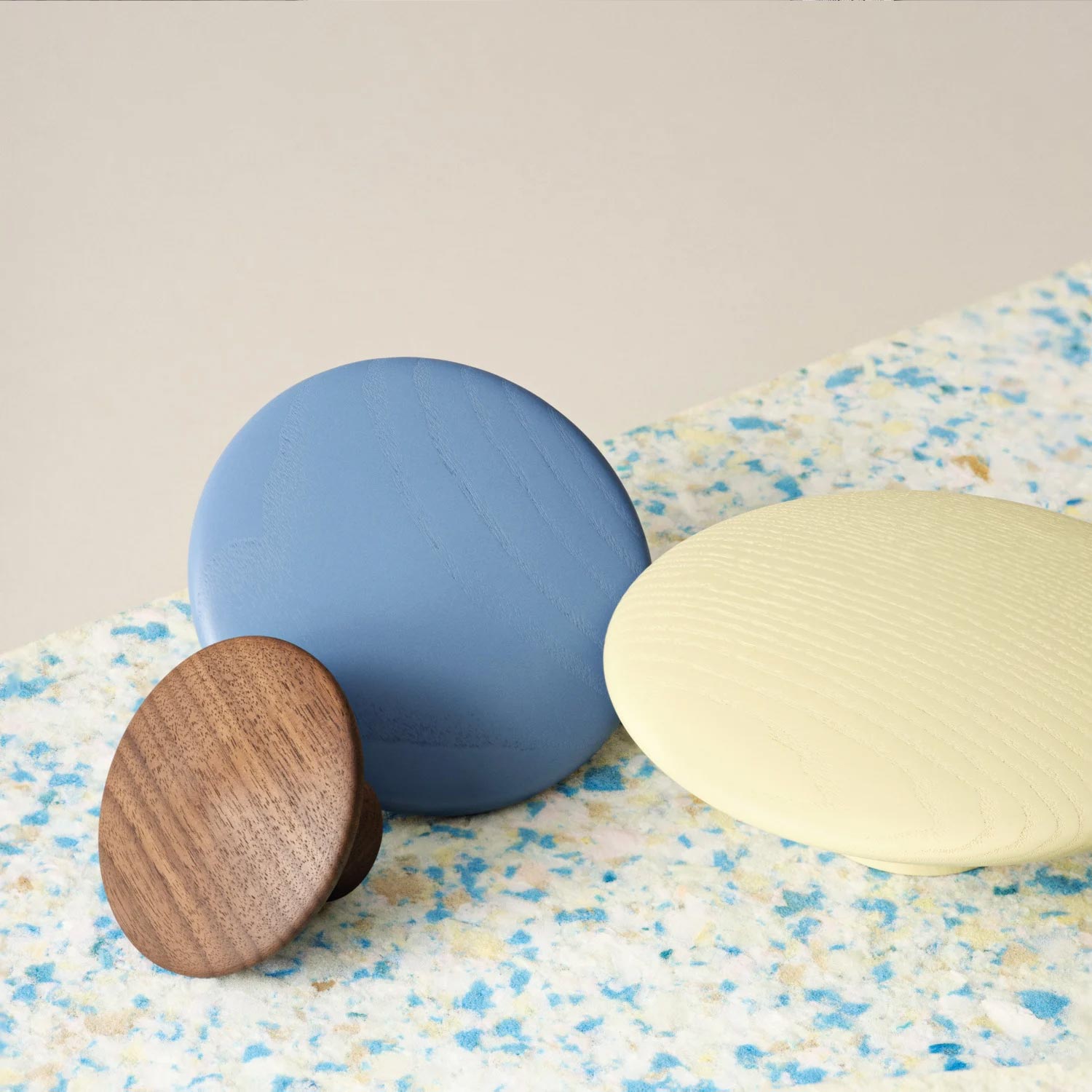 muuto the dots wood 65 wandhaken verschiedene groessen close up 85962