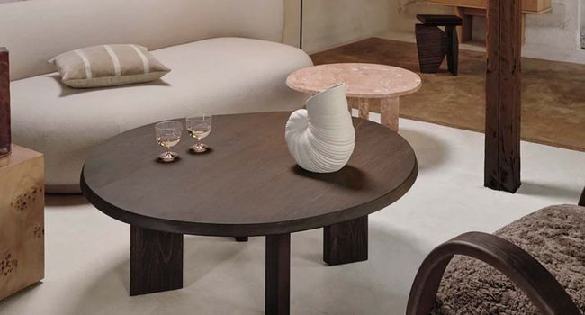 Ferm Living Vase Shell Vase auf Tisch im Wohnzimmer