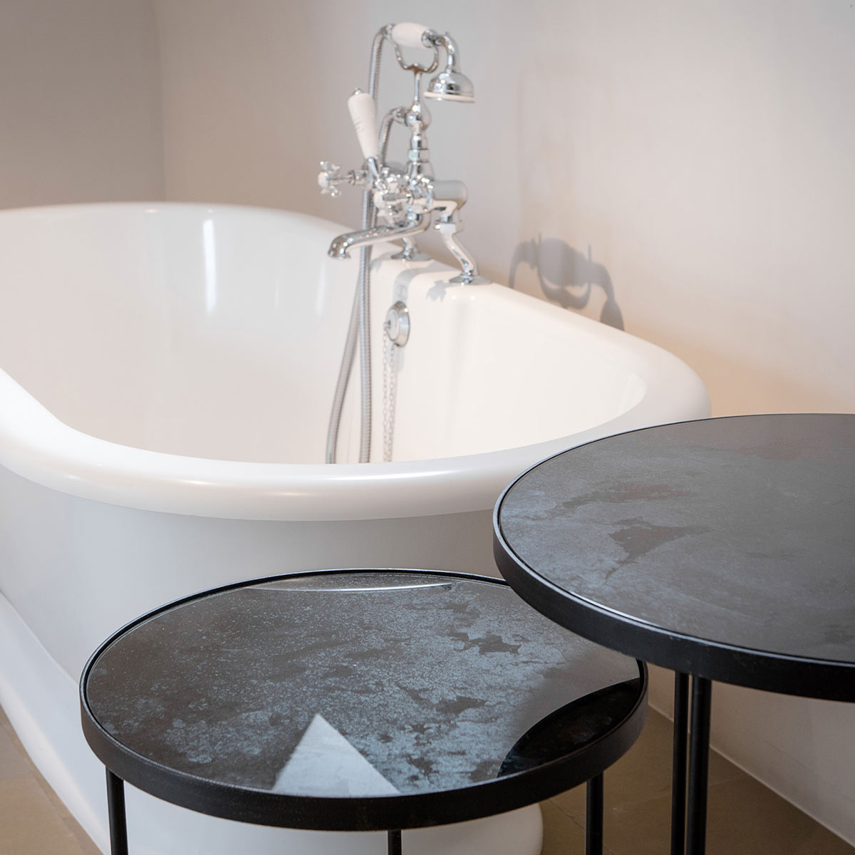 20703 charcoal nesting beistelltisch 2 er set ethnicraft lifestyle badezimmer close up 86919