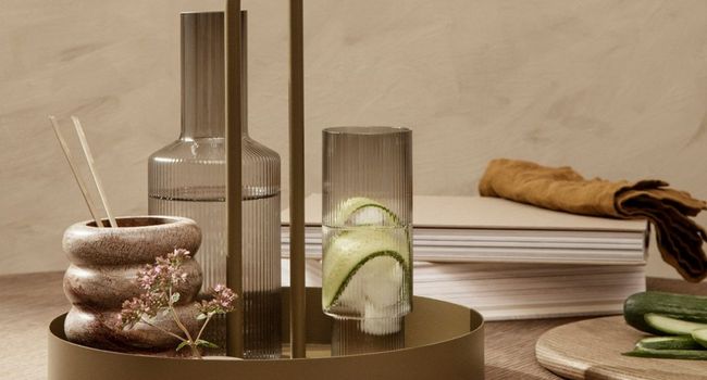 Ferm Living Küche Grib Tablett mit Glas und Karaffe auf Tisch