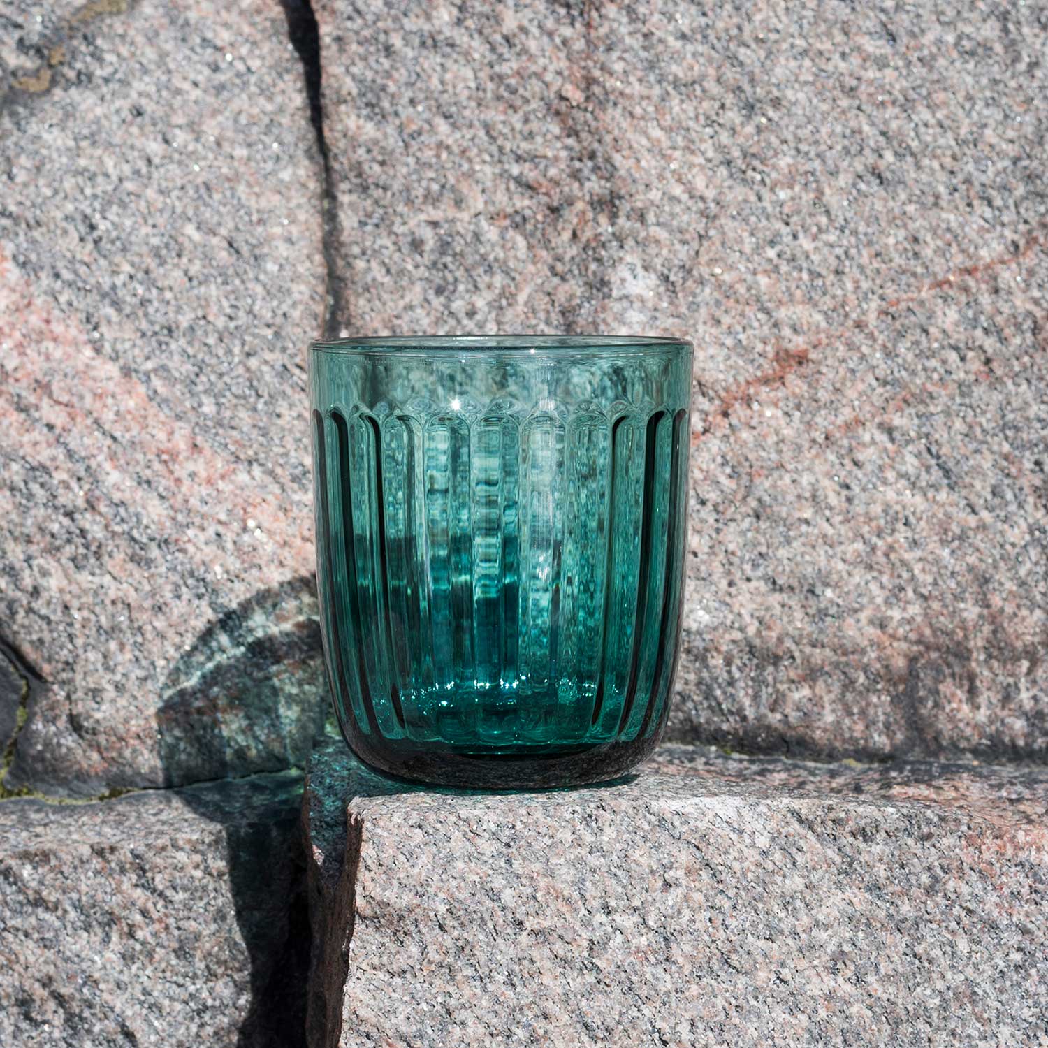 iittala Raami glas sea blue auf stein 103387