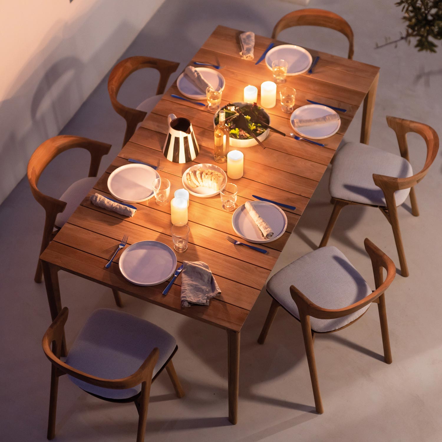 ethnicraft bok stuhl fuer draussen tafel ambiente nachts oben 84274