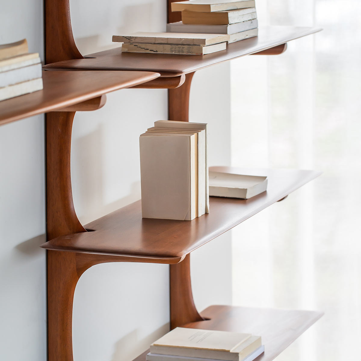 pi mahagoni wandregal close up lifestyle seitenansicht 86222