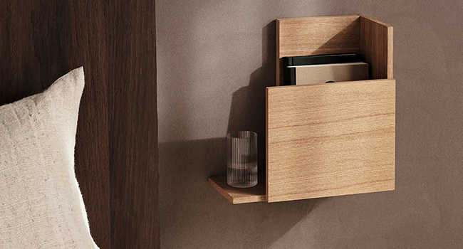 Ferm Living Regal Stagger Regal an Wand neben Bett