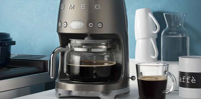 SMEG Kaffeemaschine in grau mit Kaffee