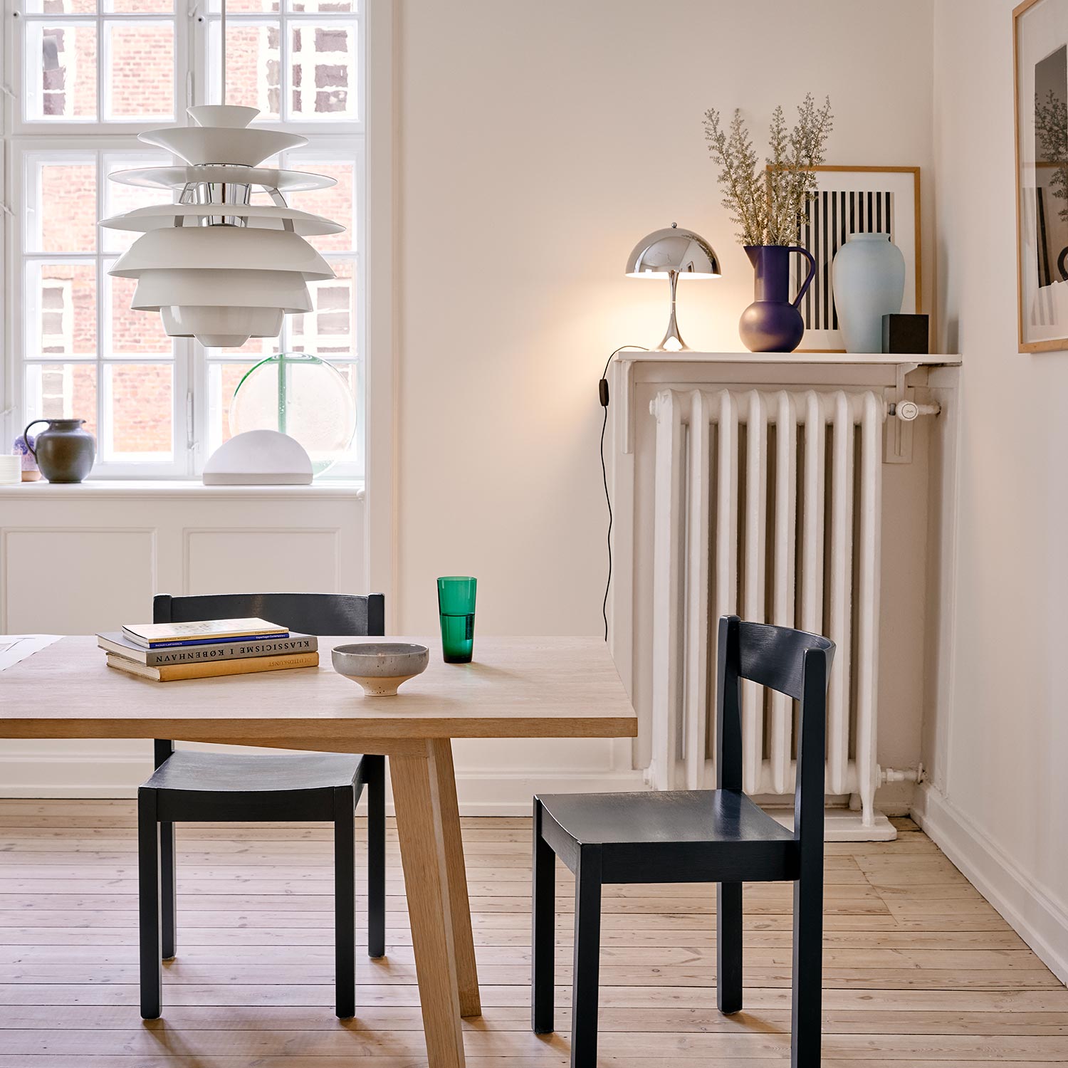 Louis Poulsen Panthella 250 Tischleuchte chrome auf sideboard 106091