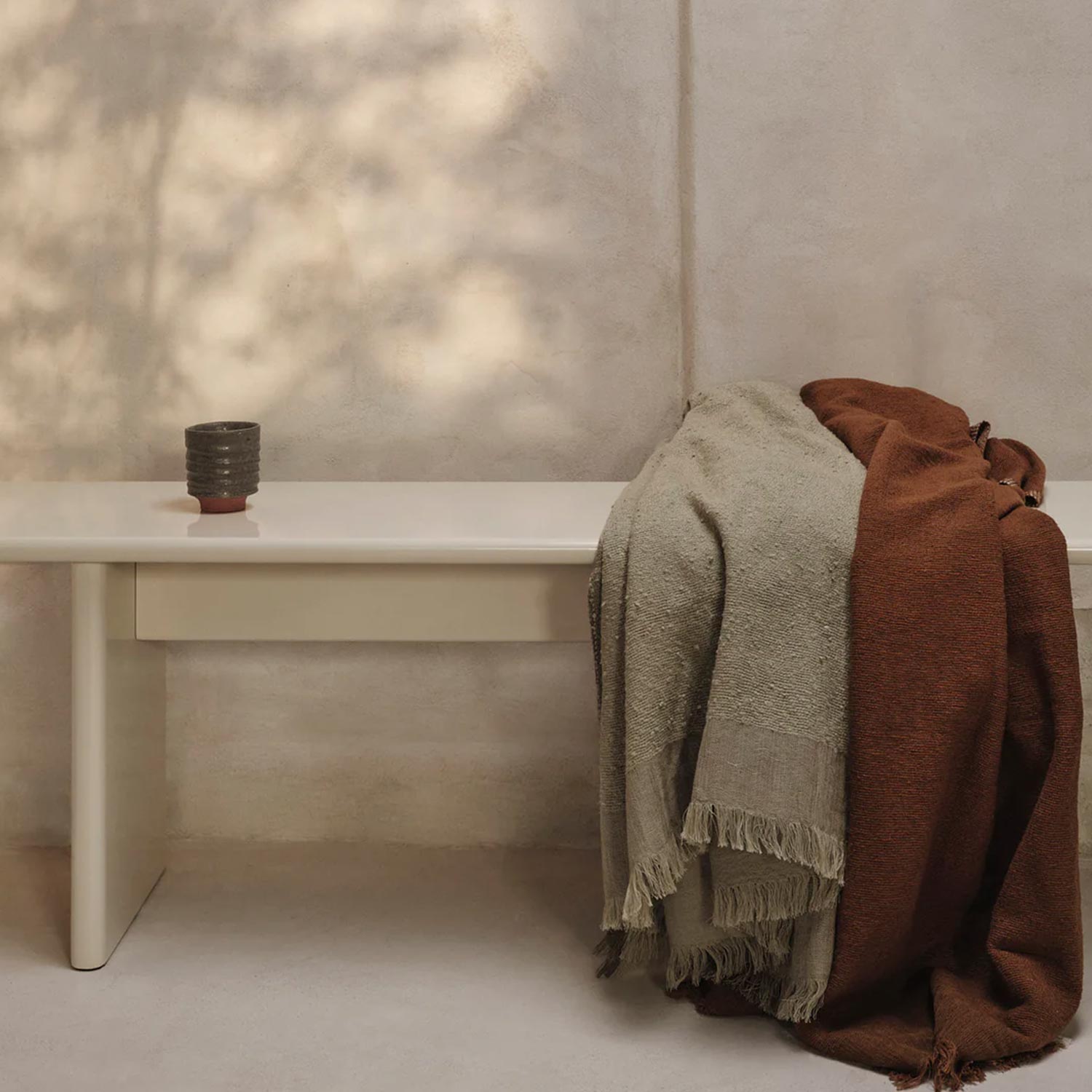 fermLIVING Weaver Throw Decke grey green 1104269795 auf Bank 104266