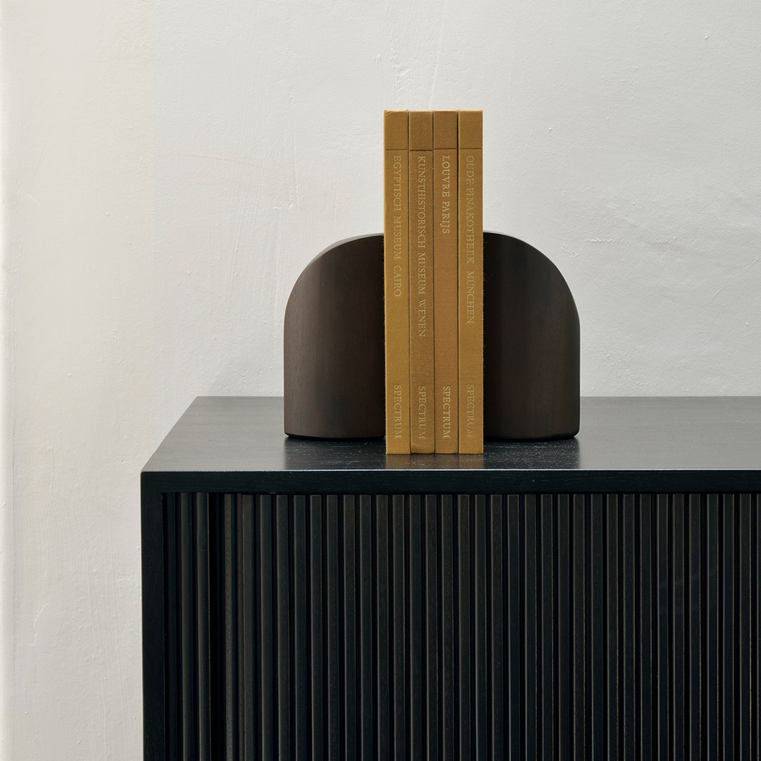 ethnicraft buchstuetzen mahagoni dunkel 2 er set lifestyle 86385