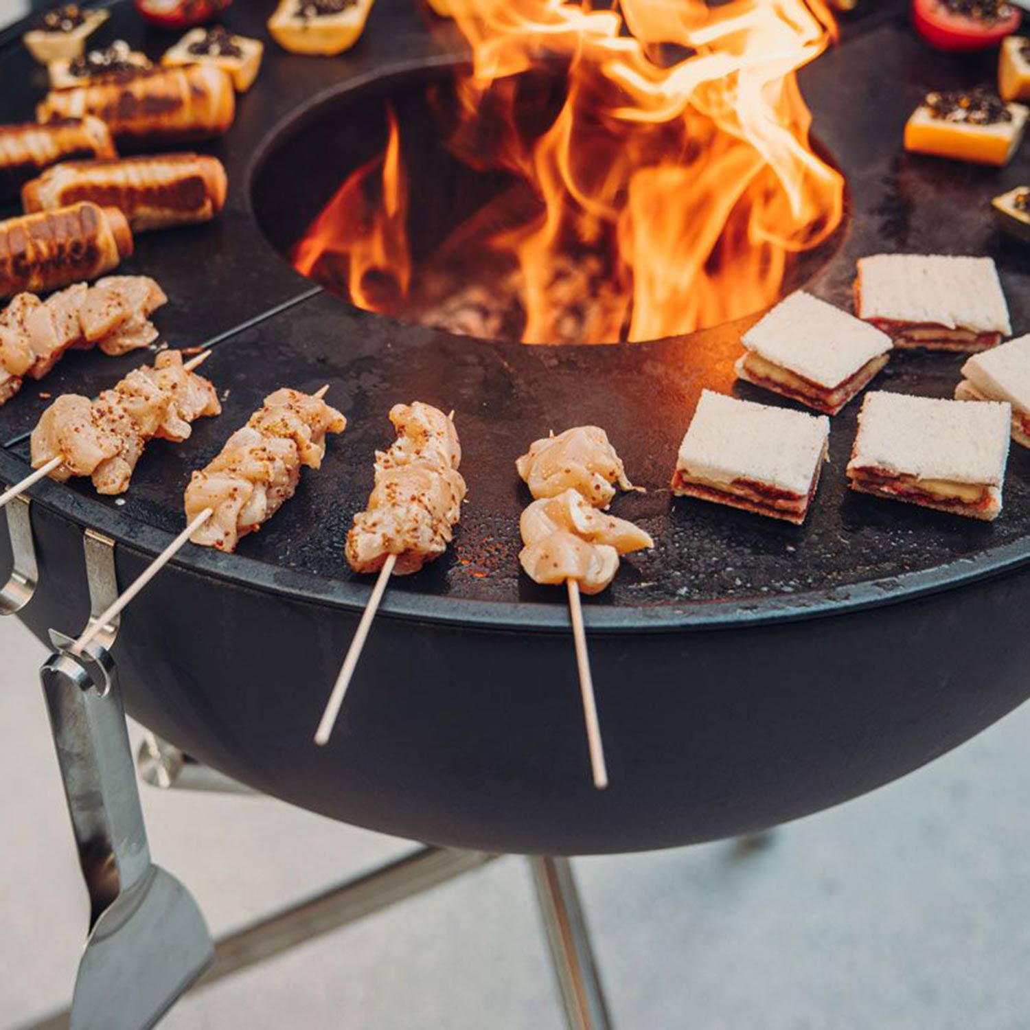 hoefats bowl 70 feuerschale mit dreibeim grillen plancha 92359