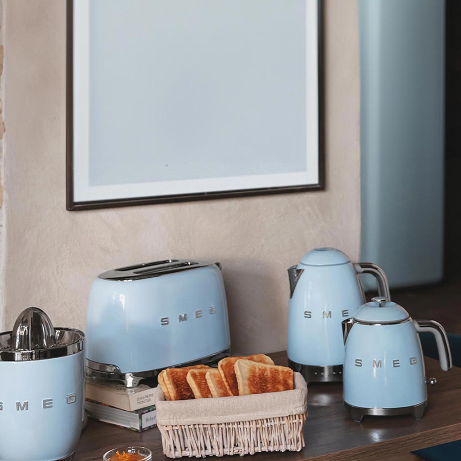 SMEG Wasserkocher Temperaturwahl mit Toaster Set Ambiente blau auf Tisch 104147