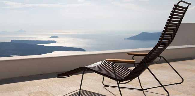 HOUE Stuhl Click Gartenliege Sunrocker auf Terrasse mit Meerblick
