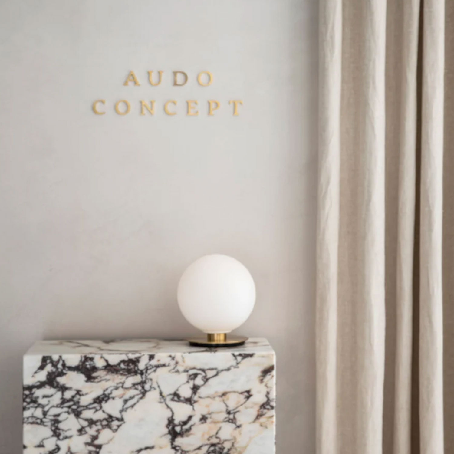 Audo - TR Bulb Decken- und Wandleuchte schwarz / matt opal