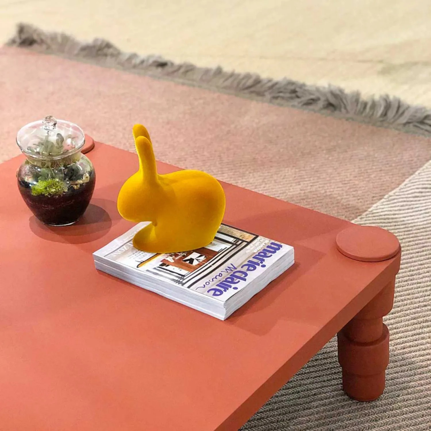 Qeeboo - Rabbit XS Buchstütze Velvet Finish dark gold