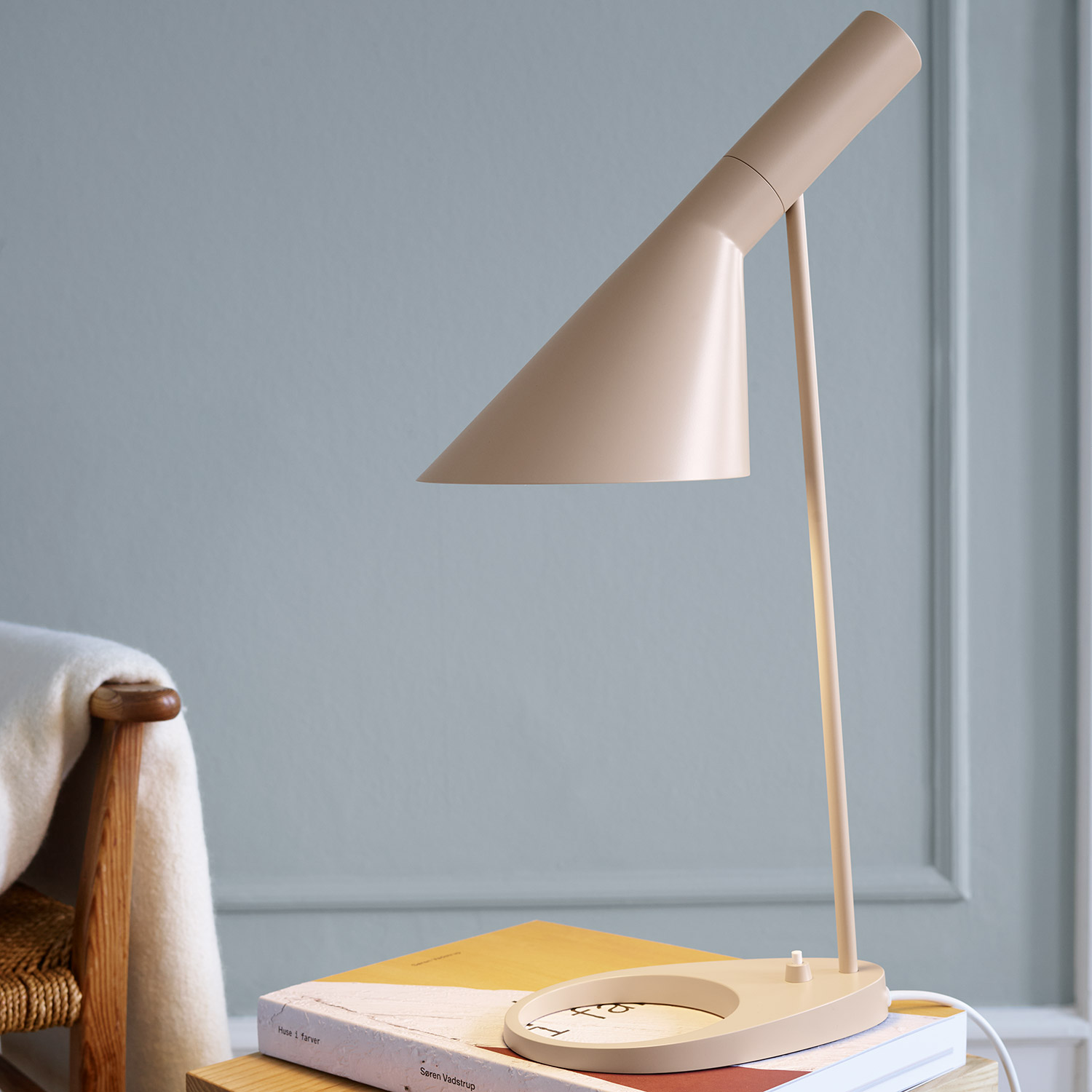 Louis Poulsen AJ Tischlampe warm sand 106053